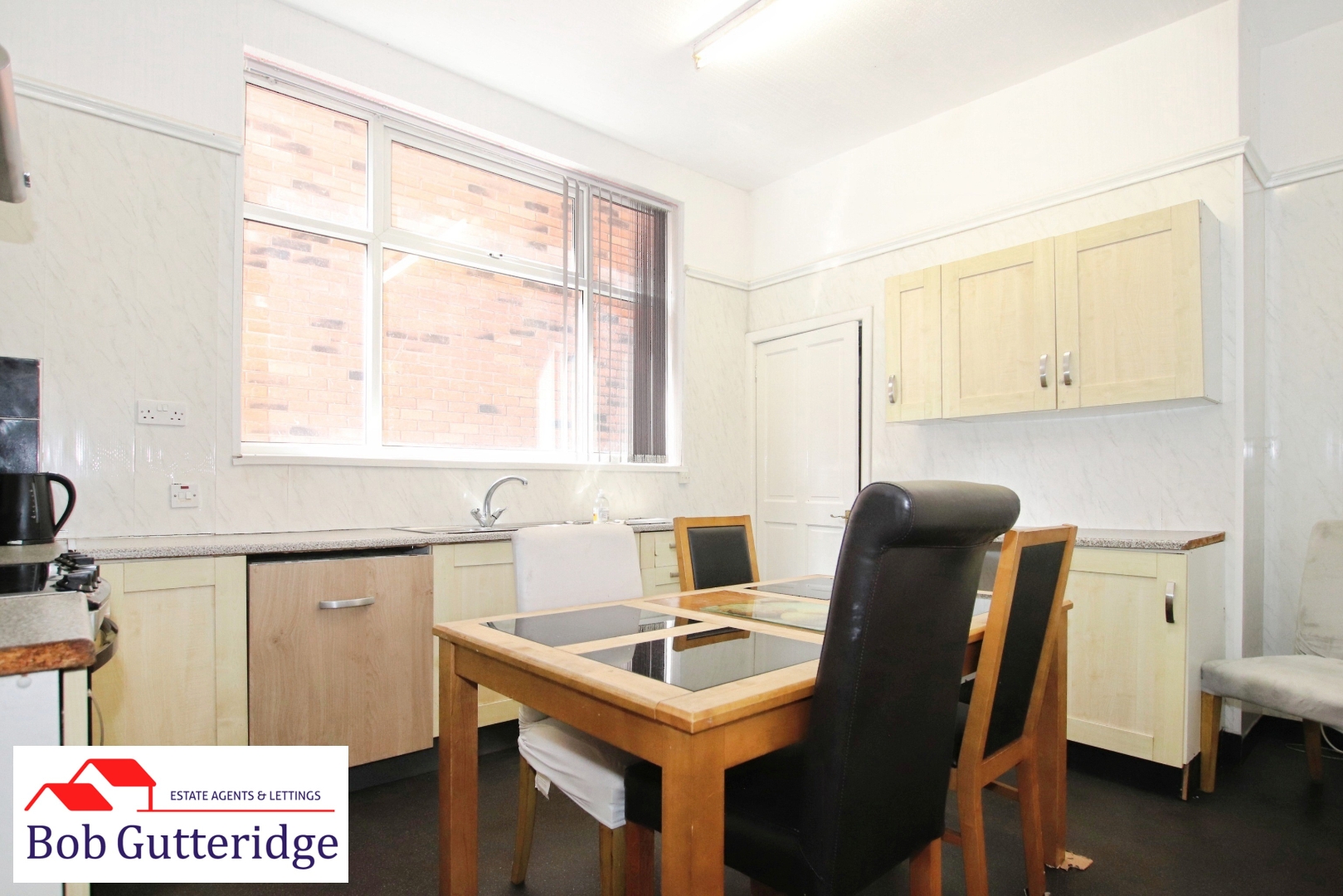 FITTED KITCHEN / DINER
